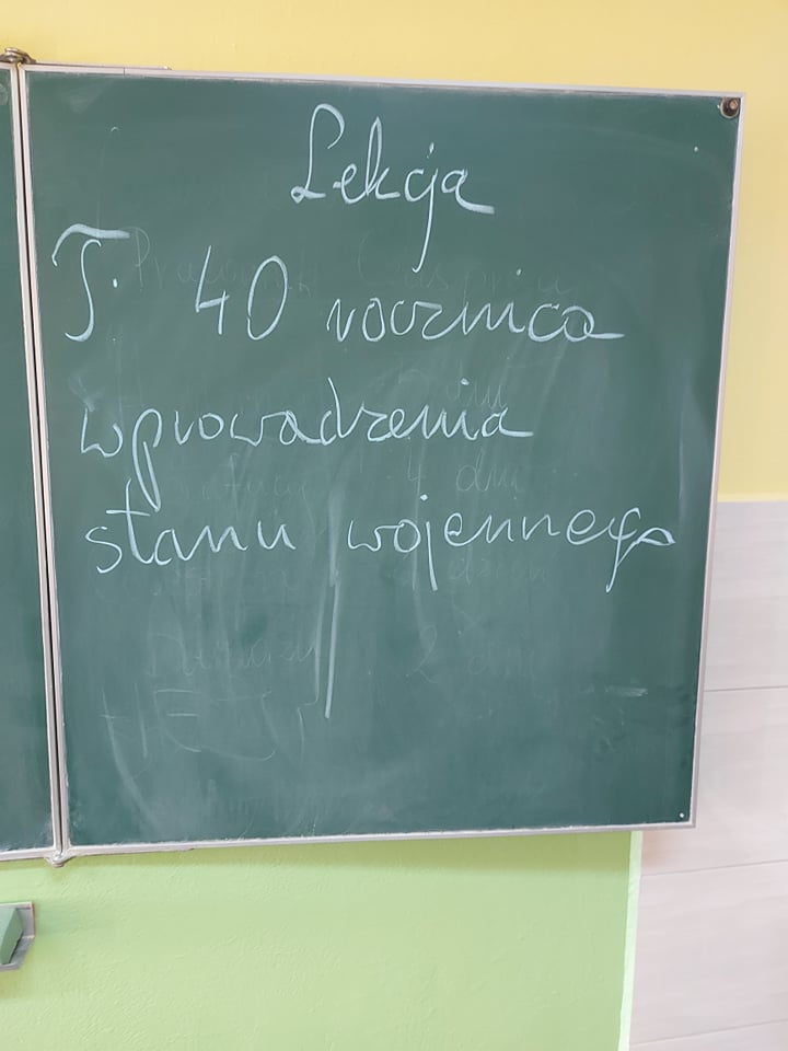 Napis na tablicy ,,40 rocznica wprowadzenia stanu wojennego